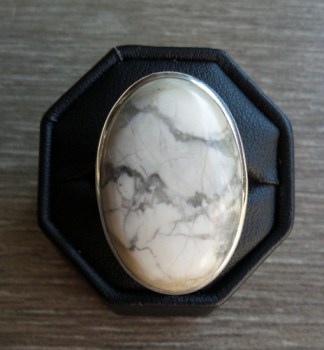 Zilveren ring gezet met grote ovale witte Howliet maat 17.5 mm